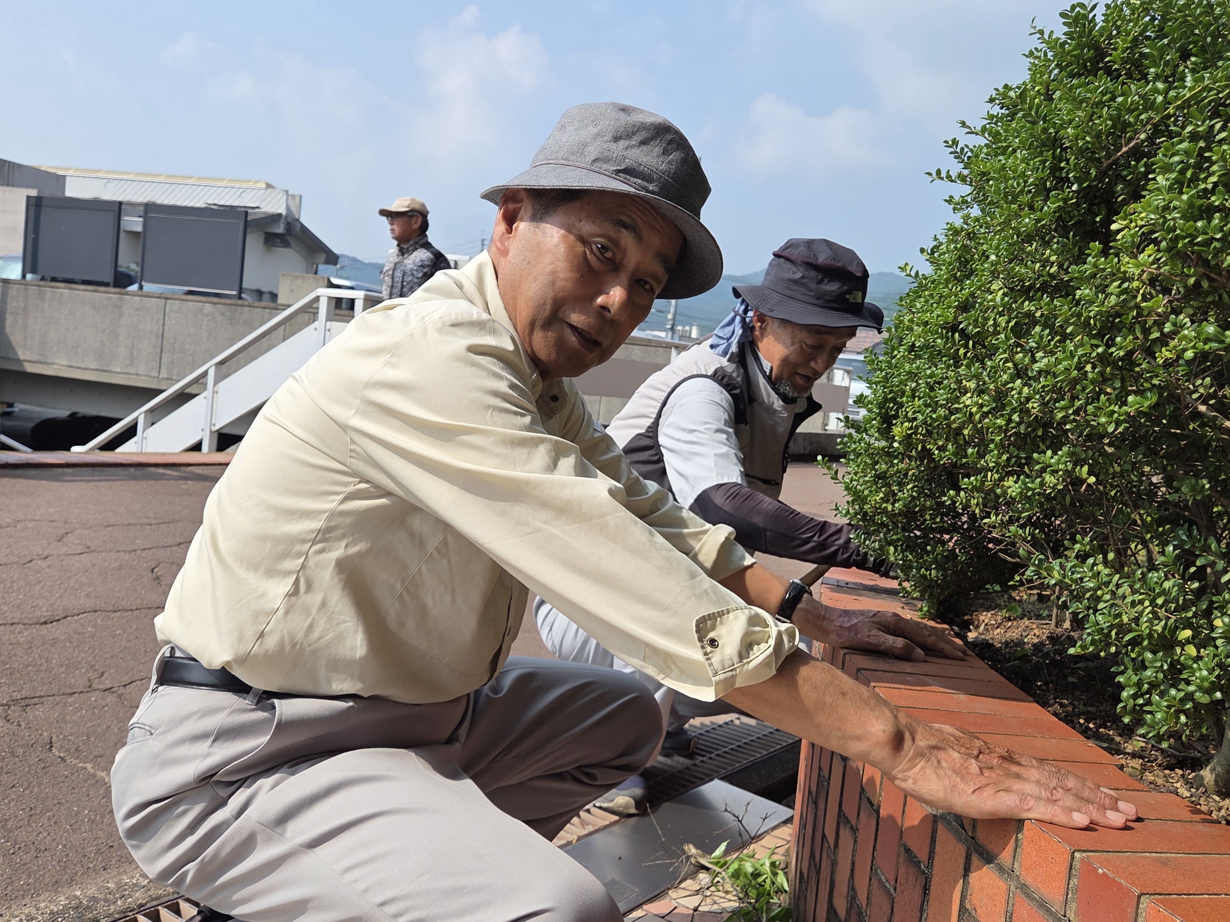 草刈りをする男性